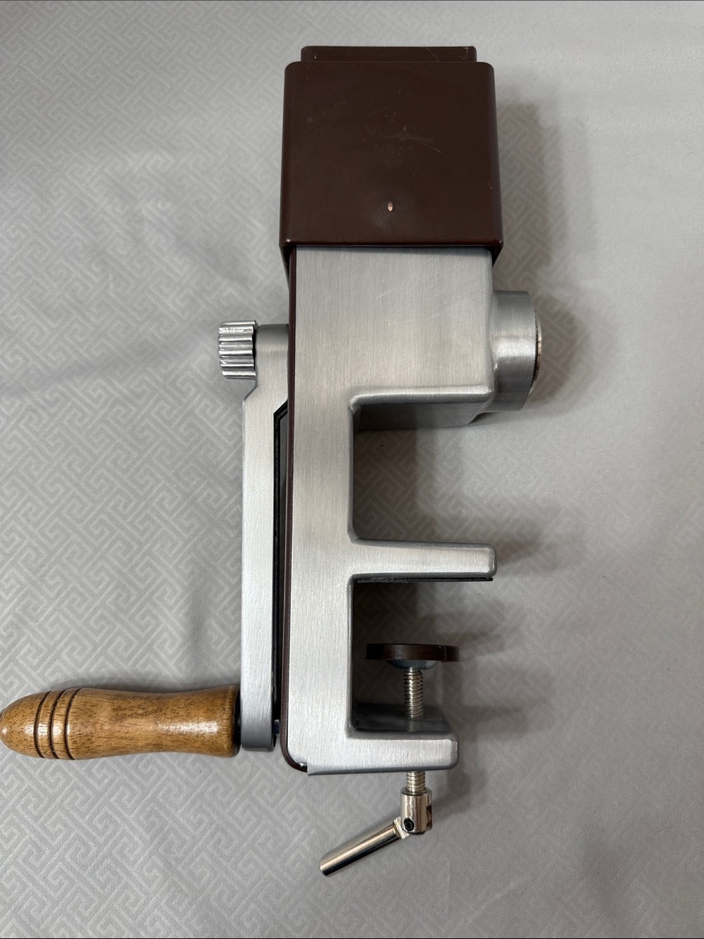 Vtg  Back to Basics Manual Hand Crank Wood Handle Grain Mill Grinder Model #555 - Picture 4 of 14